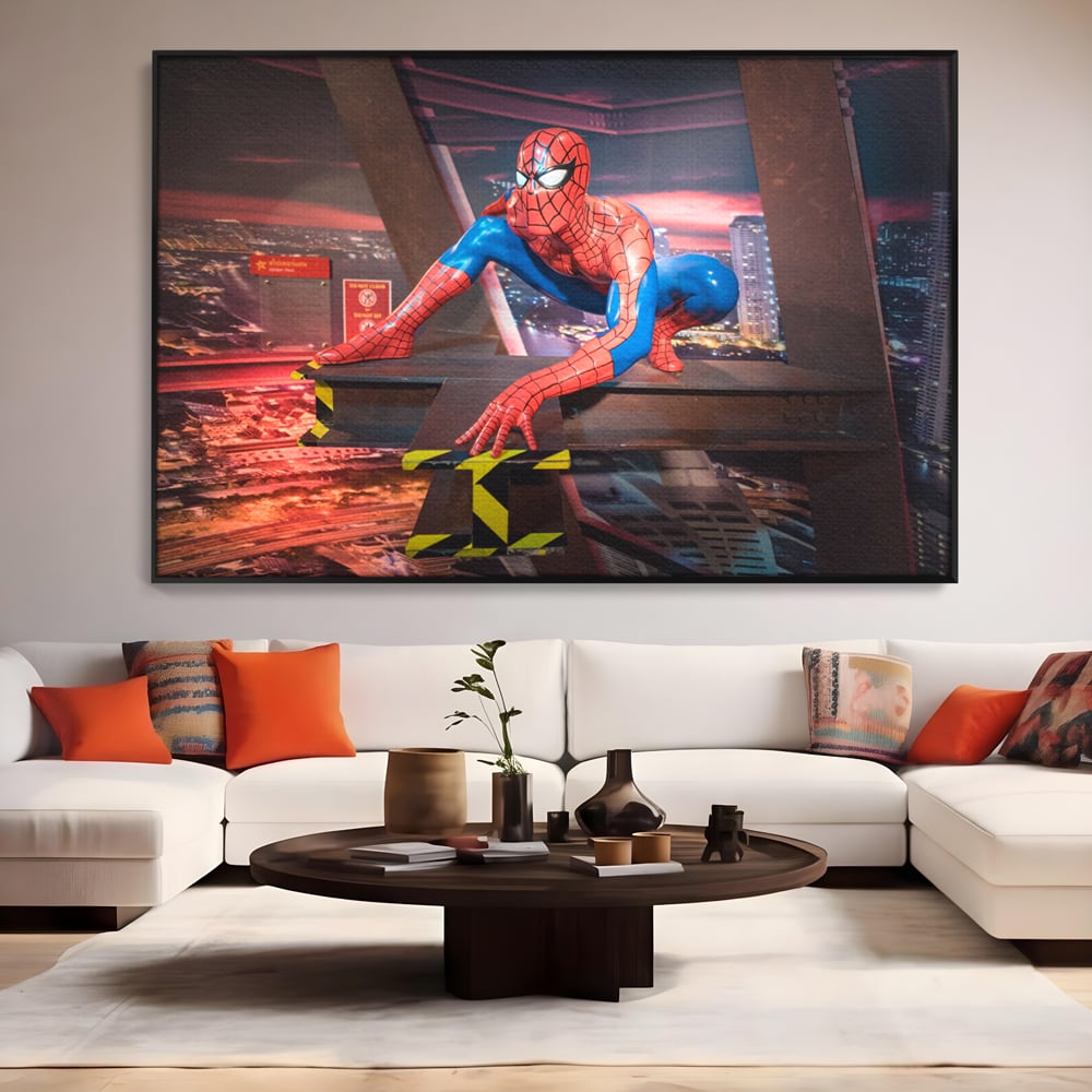 Tablou canvas cu tablou canvas cu figurina spider man, in rama de aluminiu negru, pe perete intr-un living